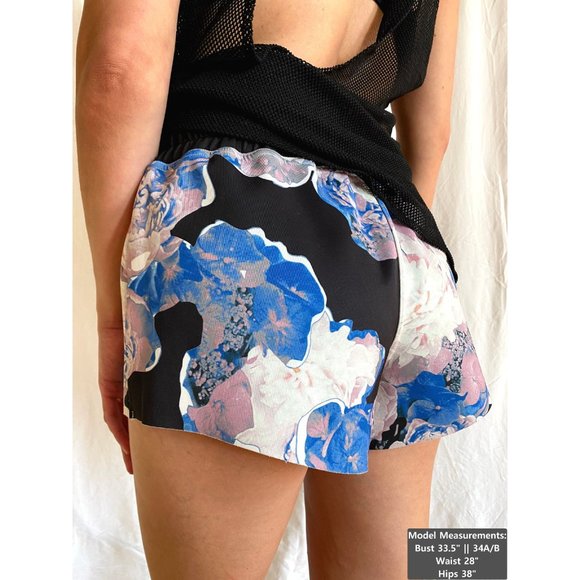 🔥 SALE 🔥 Finders Keepers x FIT Floral Shorts - Picture 4 of 8